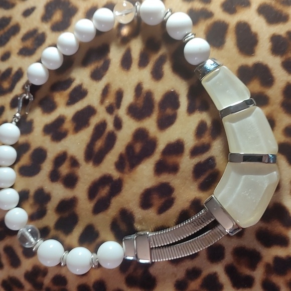 Necklace/White&Silver - Picture 4 of 7